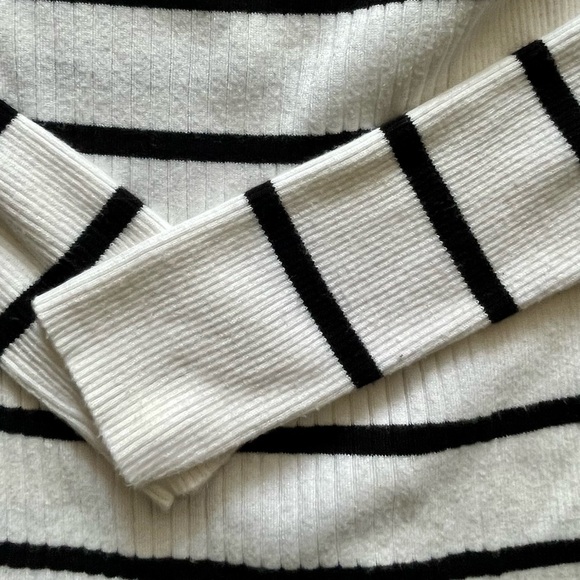 Express - Super Soft Lightweight Sweater - Large - Picture 3 of 8